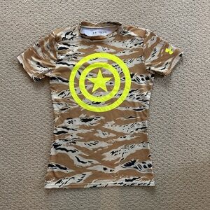 Under armour heat gear fitted shirt, youth medium